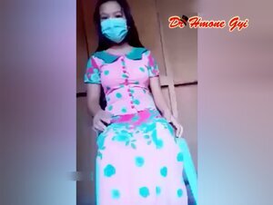 ခုံပေါ်မှာရှယ်ပွတ်ပြတဲ့အထန်မ