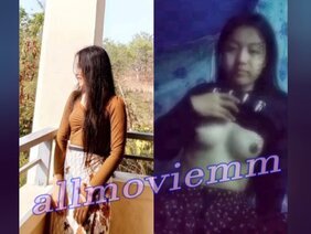 ပြည်မြို့သူတဲ့ ဘဲကိုပြနေတာ
